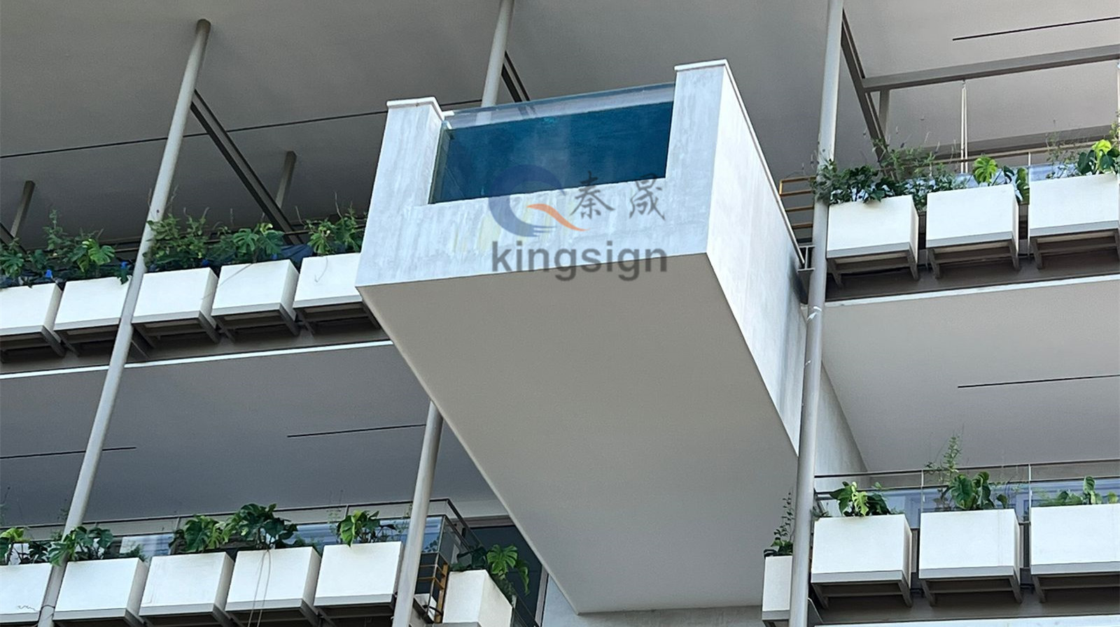 Kingsign Akrylplade til hotelpoolprojekt